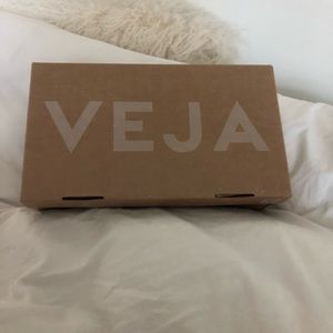 Brand new never worn Vejas